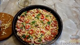 Пицца из кабачков, с колбасой и помидорами: Посыпать тертым сыром и отправить пиццу из кабачков в разогретую до 180 градусов духовку на 25 минут.