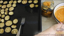 Салат "Огонек" из баклажанов (на зиму): В стерилизованные горячие банки слоями уложить печеные баклажаны и острую овощную смесь.