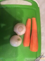 Овощи тушеные "Овощной вальс": Лук и морковь также нарезаем соломкой.