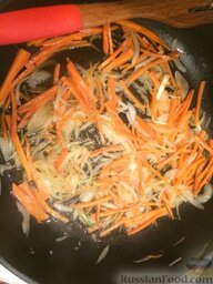 Овощи тушеные "Овощной вальс": Затем добавляем морковь.