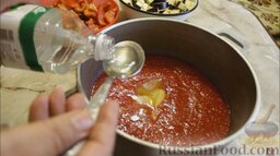 Лечо из перца с баклажанами (на зиму): В измельченные помидоры добавить соль, сахар, растительное масло и уксус.