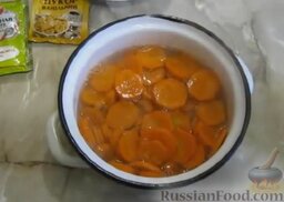 Цукаты из моркови: Залить кипятком и варить 7 минут.