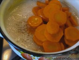 Цукаты из моркови: Высыпать в кастрюлю морковь, довести до кипения.