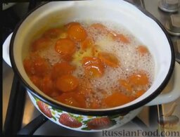 Цукаты из моркови: Варить на медленном огне, пока морковь не станет прозрачной. Далее сироп слить.