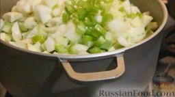 Кабачковая икра (на зиму): Затем добавить кабачки, лук и горький перец.  Тушить овощи до размягчения, примерно 15 минут под крышкой.
