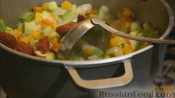 Кабачковая икра (на зиму): Затем добавить томатную пасту, перемешать и тушить еще минут 5.