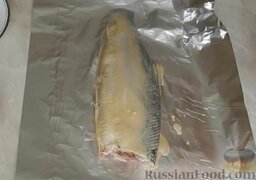 Молочная рыба, запеченная в фольге: Рыбу поместить на фольгу. С обеих сторон обмазать приготовленным соусом.