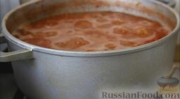 Томатно-яблочный соус (на зиму): Поставить на огонь и после закипания варить томатный соус с яблоками 30 минут.