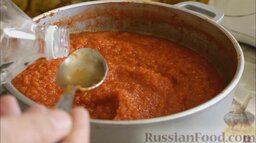 Томатно-яблочный соус (на зиму): Добавить уксус (сначала добавьте 20 мл, а затем попробуйте и по мере надобности добавьте еще).   Еще раз вскипятить томатный соус.