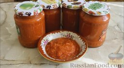 Томатно-яблочный соус (на зиму): Горячие стерилизованные банки наполнить томатным соусом и закатать стерилизованными крышками.