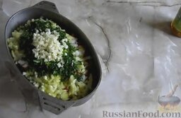 Кабачковая икра в духовке (на зиму): Все подготовленные овощи поместить в чугунную посуду.