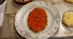 Слоеный салат "Березка": Следующий слой - отварная морковь.