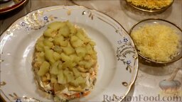 Слоеный салат "Березка": Затем - слой картофеля.