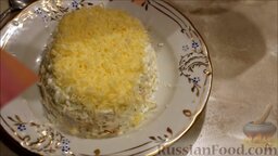 Слоеный салат "Березка": Затем - тёртый сыр.