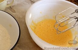 Блины на кефире с маком: Как приготовить блины на кефире с маком:    Взбить яйца с сахаром.