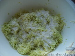 Сладкие оладушки из кабачков  (без яиц): Посолить, добавить сахар.