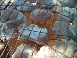 Шашлык из свинины в белом вине: Выложить мясо на решетку или нанизать на шампуры.