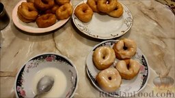 Пончики в сахарной глазури: Окунуть пончик в сахарную глазурь, но только наполовину.