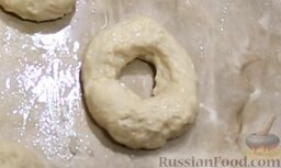 Пончики в сахарной глазури: По центру сделать отверстие.