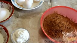 Шоколадный кекс с творожными шариками: Как приготовить шоколадный кекс с творожными шариками:    Муку смешать с какао. Туда же добавить разрыхлитель для теста и соль.