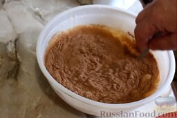Шоколадный кекс с творожными шариками: Добавить смесь муки с какао. Хорошо размешать ложкой сверху вниз.