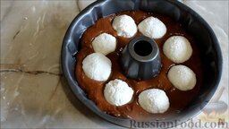 Шоколадный кекс с творожными шариками: Затем по кругу выложить творожно-кокосовые шарики и слегка придавить, чтобы они были наполовину погружены в тесто.