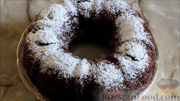 Шоколадный кекс с творожными шариками: Посыпать сахарной пудрой.