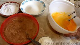 Шоколадный кекс с творожными шариками: Взбить яйца миксером на средней скорости в течение 2 минут.