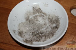 Пестрый салат из фасоли и печеного перца: Подготовить маринад: соль, сахар и черный перец смешать.