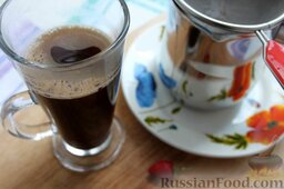 Кофе глясе с мороженым и земляничным сиропом: Переливаем в высокий стакан.