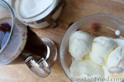 Кофе глясе с мороженым и земляничным сиропом: Добавляем сахар-песок по вкусу.