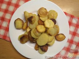 Теплый салат с картофелем: Снимите со сковороды картошку, переложите в отдельную тарелку.