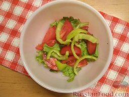 Теплый салат с картофелем: В миске смешайте мытые и высушенные овощи. Для этого: листья салата порвите на кусочки, помидоры нарежьте дольками, а перец - полосками.