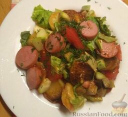 Теплый салат с картофелем: Подавайте теплый картофельный салат с овощами и сосисками сразу же после приготовления.  Приятного аппетита!