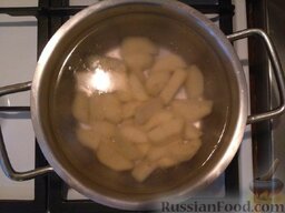 Сырный суп с охотничьими колбасками: В кастрюлю влейте воду, доведите до кипения. Всыпьте картофель, нарезанный брусочками. Посолите.
