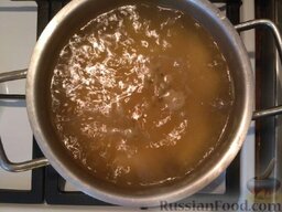 Сырный суп с охотничьими колбасками: Через 5-10 минут добавьте бульонный кубик 
