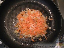 Сырный суп с охотничьими колбасками: Мелко нарезанный лук обжарьте на подсолнечном масле до прозрачного цвета, добавьте к луку морковь, натертую на средней терке.