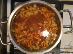 Сырный суп с охотничьими колбасками: К готовому картофелю добавьте зажарку из овощей и колбаски.
