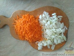 Индюшиные котлеты в духовке: На крупной терке натрите морковь. Лук нарежьте кубиками. Обжарьте на разогретой сковороде лук и морковь до мягкого состояния.