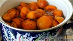 Курага: В кипящий сироп опустить абрикосы. Довести до кипения и варить 15 минут.