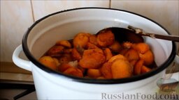 Варенье из абрикосов (на зиму): Пересыпать абрикосы в кастрюлю и поставить на огонь. Довести до кипения, выключить и остудить. Таким образом поступить 6 раз.