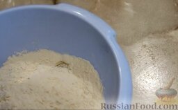 Пирожные "Корзиночки" из песочного теста, с белковым кремом: Как приготовить корзиночки из песочного теста, с белковым кремом:    Охлажденное масло порезать ножом или натереть на крупной терке. Добавить к маслу сахар, яичные желтки, разрыхлитель, соль, ваниль и муку.