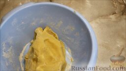 Пирожные "Корзиночки" из песочного теста, с белковым кремом: Замесить тесто и поместить в пакет. Поставить на 15 минут в холодильник.