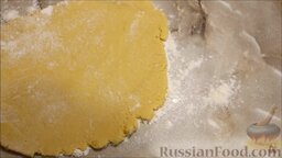 Пирожные "Корзиночки" из песочного теста, с белковым кремом: Раскатать тесто с помощью скалки.