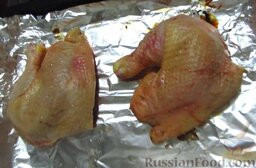 Курочка с золотистой корочкой: Как приготовить курицу с золотистой корочкой:    Курицу смажьте растительным маслом.