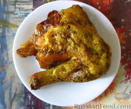 Курочка с золотистой корочкой: Запекайте курицу при 180 градусах минут 50.  Курица с золотистой корочкой готова.   Приятного аппетита!