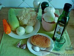 Запеканка из цветной капусты, с грибами и сухариками: Подготовить ингредиенты по рецепту запеканки из цветной капусты.