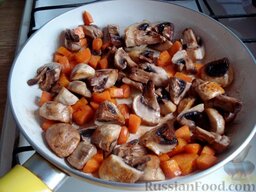 Запеканка из цветной капусты, с грибами и сухариками: Слегка обжарить морковь с грибами.