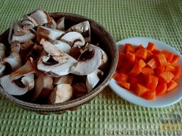 Запеканка из цветной капусты, с грибами и сухариками: Морковь нарезать средним кубиком, а шампиньоны - крупными кусками.
