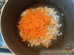 Овощное рагу с рисом: Лук очистите от кожуры и нарежьте кубиками. Морковь натрите на крупной терке. Налейте в казан масло, сперва обжарьте лук до полупрозрачности. Затем добавьте к луку морковь, тушите до смягчения моркови.